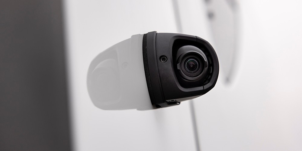 garmin-uvedl-dvojitou-kameru-dezl-dualview-sleduje-mrtvy-uhel-a-pomuze-s-couvanim (02)